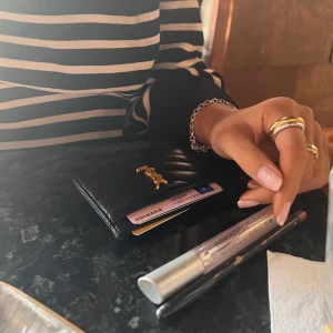 YSL plånbok - Inte äkta. Köptes på plick. Jag har aldrig använt den och den ser ut som ny. 66kr i frakt som köparen står för💗