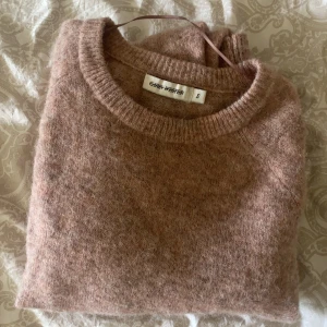Carin Wester tröja - Carin Wester tröja perfekt till höst och vinter! Grå/rosa i färgen. Väldigt trendig just nu och älskar den massor, men behöver pengar🌟 Nypris: 599