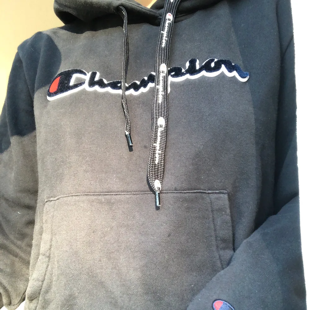 Svart Champion hoodie i storlek medium, den är i fint skick och vad jag vet så går den inte heller att köpa längre i butik eller på hemsidan. Den är ganska liten i storleken men om du är runt 160 som mig så kommer nog den passa perfekt🤩original pris: 699. Hoodies.