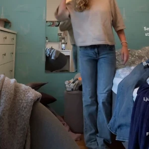 Lågmidjadejeans från H&M  - TRYCK INTE PÅ KÖP NU KNAPPEN!!!!Superfina jeans från hm som är slutsålda. Kommer tyvärr inte till använding, använda va 5 ggr❤️❤️❤️