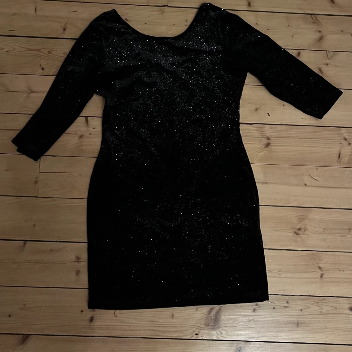 Svart/glittrig klänning  - 91
