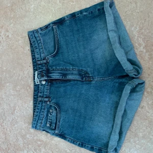 Shorts  - Jag säljer ett par shorts som är från Gina och knappt andvända super fina och pösiga 💙