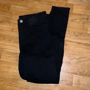 Jeans - Svarta jeans i nysick