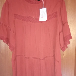 Blus med spets detaljer stl L. - Helt ny och oanvänd blus med spets på hela blusen och ärmarna.stl L.prislapp sitter kvar.Hämtas i Skene alt skickas o köpare betalar frakten o Swishbetalning tillämpas .frakt inräknat i priset .