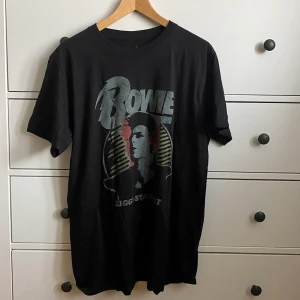 David Bowie tröja - fett snygg bowie t-shirt! Aldrig använd! säljer pga att den inte passade som jag ville 👨🏻‍🎤storlek L men sitter mer som en M