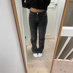 Säljer mina straight midwaist jeans från zara då dom inte kommer till användning, fortfarande i fint skick