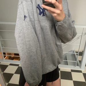Adidas Sweatshirt - En thriftad äkta adidas sweatshirt knappt använd mjukt material