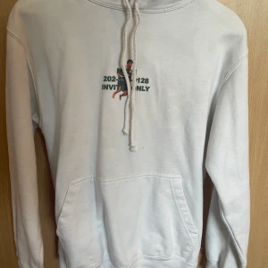 Hov1 hoodie  - Hov1 hoodie. Köpt 2018 går inte att få tag på storlek S. Lite fläckig (se bilderna). Säljer för att det inte används 