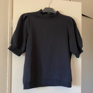 Svart topp Veromoda - I fint skick. Storlek M 