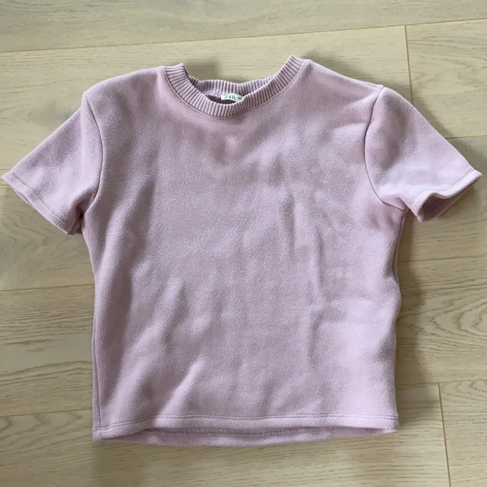 Säljer min lila/rosa stickade t-shirt från Zara. Säljer då den ej kommer till användning! 💕Vad jag kan se har den inga märkvärdiga skador:) Du står för frakt Du betalar frakt! . T-shirts.