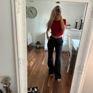 Zara kostymbyxor  - Svarta kostymbyxor från zara som jag använt flitigt. De är slitna nedtill men de är inget man tänker på. De är i strl 38, vilket är lite stort för mig, därför har jag satt dit säkerhetsnål för att den ska sitta som en smäck. Skickar med de på. 