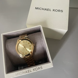 Michael kors klocka  - Jättefin Michael kors klocka i fint skick! Batteriet behöver bytas ut! Extra länkar följer med så går att göra den större. Nypris runt 2000kr