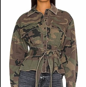 SÖKES!  - Hej! Har du en liknande som du vill sälja? Storlek XS-S. Hör då gärna av dig😊. 