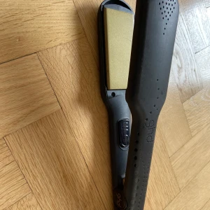 Plattång GHD max  - Superbra plattång från ghd som är mycket sparsamt använd, max 5 gånger. Köptes för omkring 2000kr. 