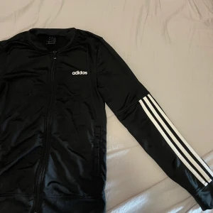 Adidas svart överdel Strl s - Nästan oanvänd ;)