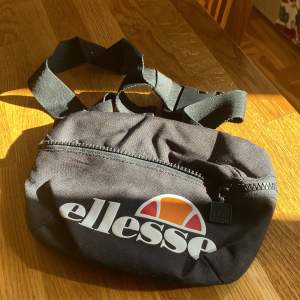 Supercoola magväska från Ellesse, helt oanvänd! Frakt 49kr