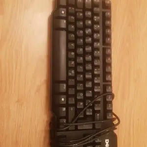 Säljer mitt svarta välfungerande tangentbord med märket Dell, i helt perfekt skick. Tangentbordet har aldrig använts heller för den delen. 