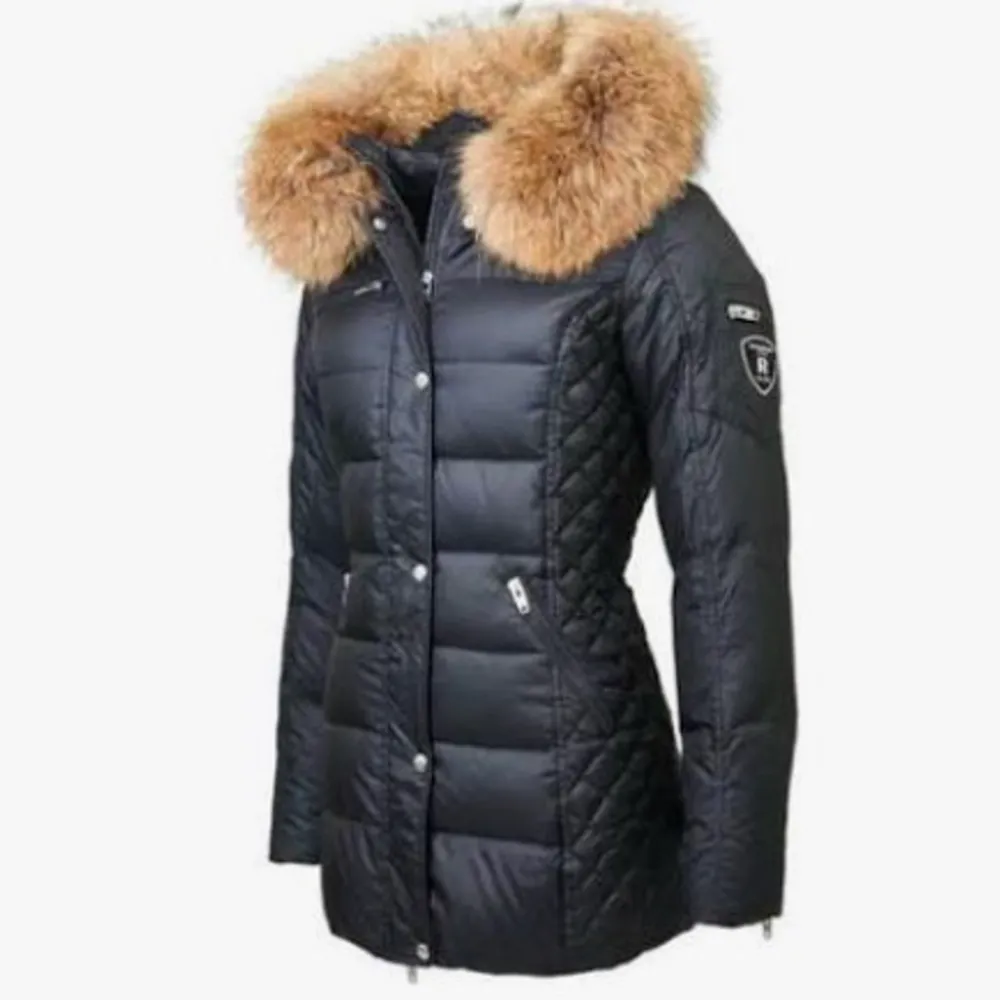 Säljer denna jackan då den inte kommer till användning. Köpte den förra vintras men nu tycker jag inte att det riktigt är min stil längre. Nypris är 4 499, kan även byta mot en moncler jacka.  Jätte varm och mysig på vintrarna. Skriv vid intresse❣️. Jackor.