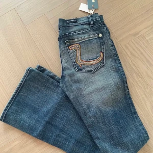 Lågmidjade jeans<3 - As snygga Rock&Republic jeans med as coola fickor! Köpta här på Plick men säljer då de tyvärr var för små på mig!💓 Prislappen kvar!! Skriv gärna om ni undrar något!! Bilderna är tagna från förra ägaren💗 Tryck snälla inte på köp nu<3 Jeansen+frakt🫶💓