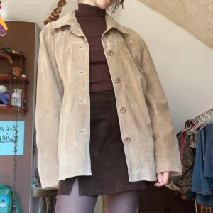 Mockajacka från Jofama - superfin jacka från märket Jofama i mocka Lite oversize och är perfekt att ha en tjockare tröja under!