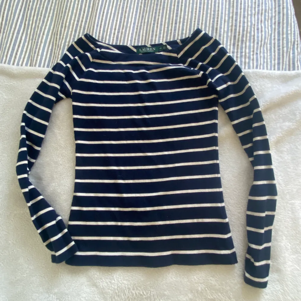 Säljer denna snygga långärmade tröjan i storelk XS. Haft den i några år nu men har nästan aldrig använt den. Tröjor & Koftor.