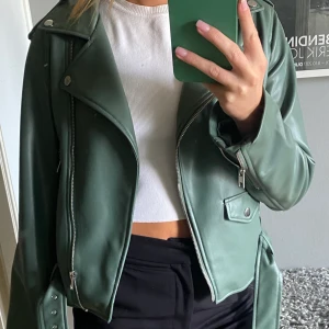Skinnjacka från Zara - Snygg kamouflage grön skinnjacka från Zara. Endast använd ett par fåtal gånger, så den är precis som ny. Den är i storlek M och sitter lite oversized.💕💕💕