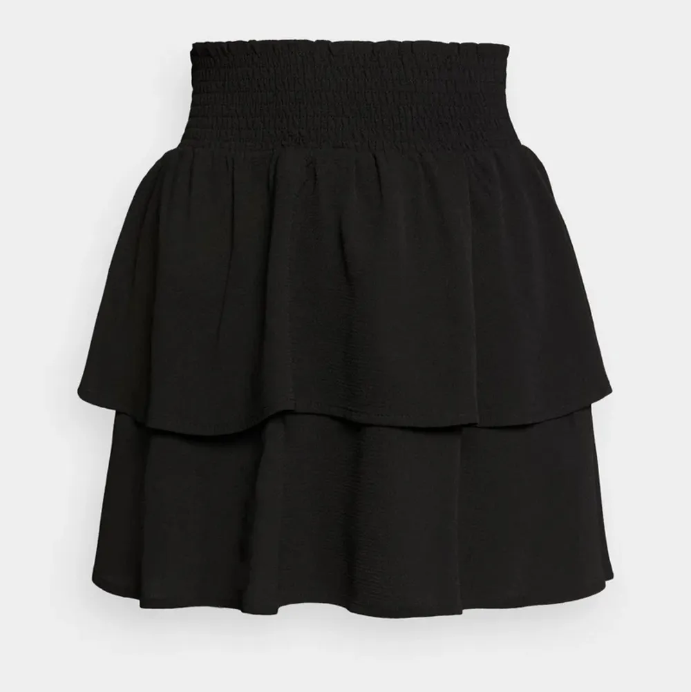 Svart kjol från only i storlek M. Väldigt fin och sparsamt använd. Nypris 299kr. Kjolar.