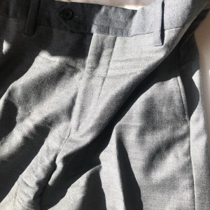 ACNE Studios grå kostymbyxa stl 48 - Gråa byxor från Acne i modell Drifter. Storlek 48 i fint skick. 