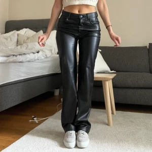 Zara lackbyxor - Säljer mina byxor i skinnimitation från Zara i nyskick. ❤️78 cm innerbenslängd och 35 cm rakt över midjan! 