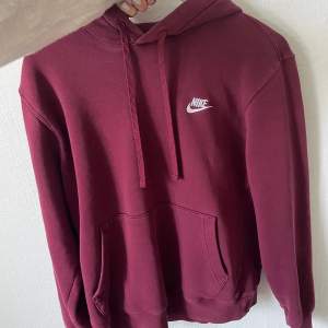 Vinröd Nike hoodie 