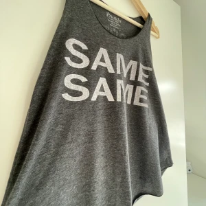 Linne med text - Ett linne med text. På fram- och baksidan är det en vit text. På framsidan står det ”SAME SAME” och på baksidan ”BUT DIFFERNT”. Linnet är perfekt att sova i. Säljs då den inte används. Finns fler bilder. Pris kan diskuteras. Frakten ingår i priset😊🌸