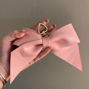 Nyckelring  - stor rosett nyckel ring som är i nyskick! använder denna inte så säljer den! säljer för 80kr+frakt 🎀 hör av dig vid intresse! 