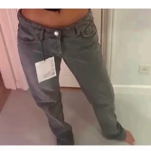 Gråa Zara Jeans  - LÅNAD BILD‼️ Säljer dessa gråa lågmidjade jeans från Zara då de tyvärr är för små för mig. Strl 36. ❤️250kr + frakt. 