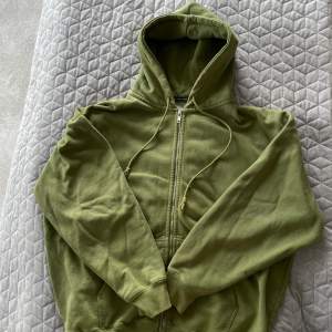En superfin zip up hoodie från Brandy Melville, använd fåtal gånger🫶🏼 Säljer då hoodien inte kommer till användning💗Köpt för 420kr💗Skulle säga att färgen är mossgrön, TRYCK INTE PÅ KÖP DIREKT! 