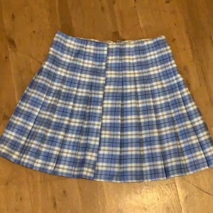 Shein plädad kjol - Denna kjolen är i färgen pastel blå. Den har jag ej använt utan bara testat. Jag har köpt den från SHEIN med ett orginalpris på 126kr. Här så säljs den för 50kr + 26kr frakt (ej spårbar). 🤍 Storleken är i S. <3