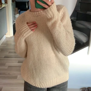 stickad tröja - jättefin stickad tröja från dorothy perkins! säljer för att jag inte använder den ! köparen står för frakt ! skicka privat för frågor eller fler bilder ☺️💗