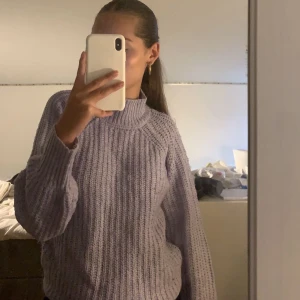 Lila stickad tröja  - En jätte fin stickad tröja från lager 157 perfekt till hösten ❗️har rea köp 1 få 2 grejer som är i cirka samma budget❗️