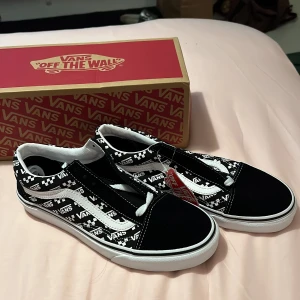 Vans stl 39 - Säljer pga fel storlek, endast testade.  Stl 39  Finns i Nynäshamn/haninge men går även att skickas.