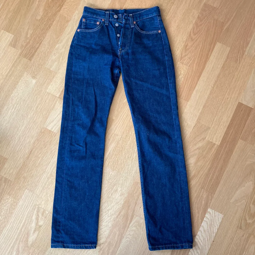 Levis jeans i superfin mörkblå färg!! Tyvärr för små på mig.. Väldigt bra skick, inga synliga tecken på användning<3 midjan mätt rakt över är 32cm och innerbenslängden är 76cm. Frakt 66:-. Jeans & Byxor.
