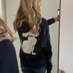 Hoodie  - Jätte cool hoodie med ett stort tryck i ryggen, från hm, knabbt använd❤️ den är i St S men sitter mer som en M