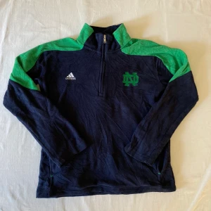 Fleece College Adidas - Fleecetröja importerad från USA. Märket är adidas, från skolan Notre Dame. Tror det är barnstorlek men passar nog någon med small. 