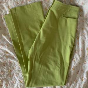 Så snygga gröna raka byxor köpt på secondhand! Står ingen storlek i, men skulle uppskatta att det är M. Köparen står för frakt💙