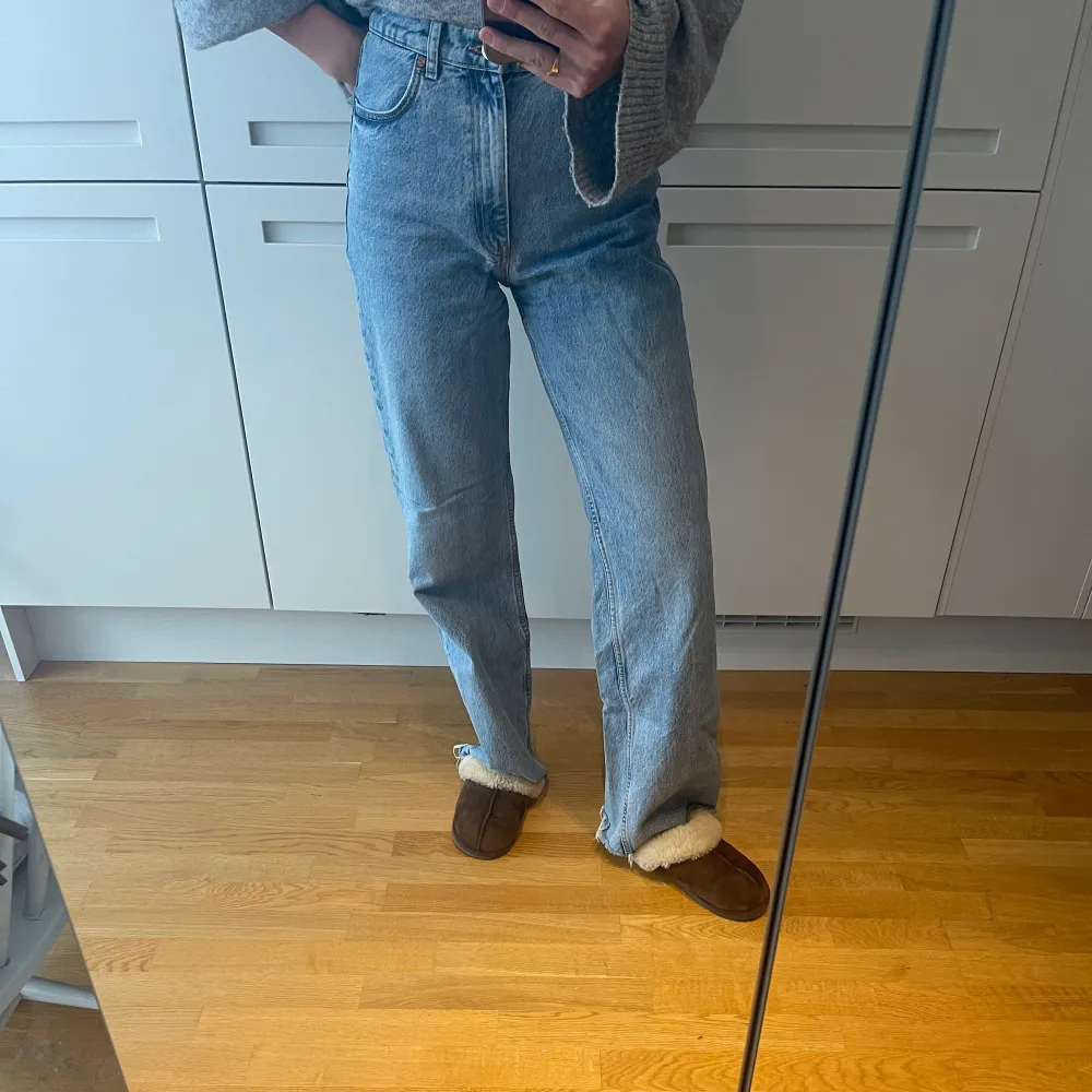 Blåa jeans från Zara, väldigt fint skick! Långa i modellen, jag är 177 cm och de går hela vägen ner. Hög midja. 💙köpta för 399kr. Jeans & Byxor.