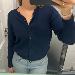 Fin mörkblå kofta - Använd fåtal gånger! Superbra skick!