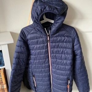 Lättviktsjack, Höstjacka. Fint skick! - En smidig och varm jacka för höstens väder.   Lätt fodrad och står emot vind. 