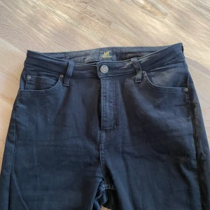 Skinny jeans  - Jätte finns lee jeans som är väl använda men i bra skick!