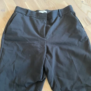 Snygga kostym byxor  - Lita lösa o benen, små i storleken 