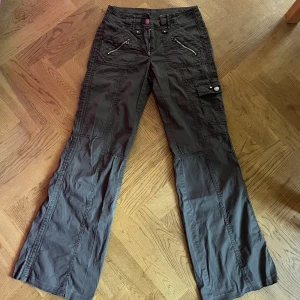 Cargobyxor - Super najs cargobyxor som inte passade mig (sista bilden är lånad) dom sitter low/mid waist beroende på ens kroppsform.