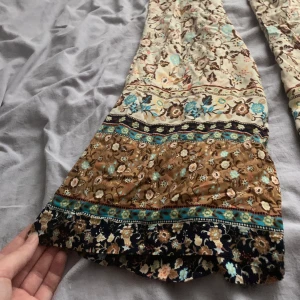 Flowiga byxor i bohemisk stil! - Köpte dessa jättefina byxor i somras på tyvärr passar de inte mig. Materialet är väldigt skönt och lent och den nedre kanten svänger så fint när man går 🥰