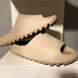 Adidas yeezy slides pure - Har haft dom ett tag men använder inte så mycket längre storlek 46 skulle säga att dom passar till folk med storlek 44 och 45 eftersom det är dom första som inte är true to size